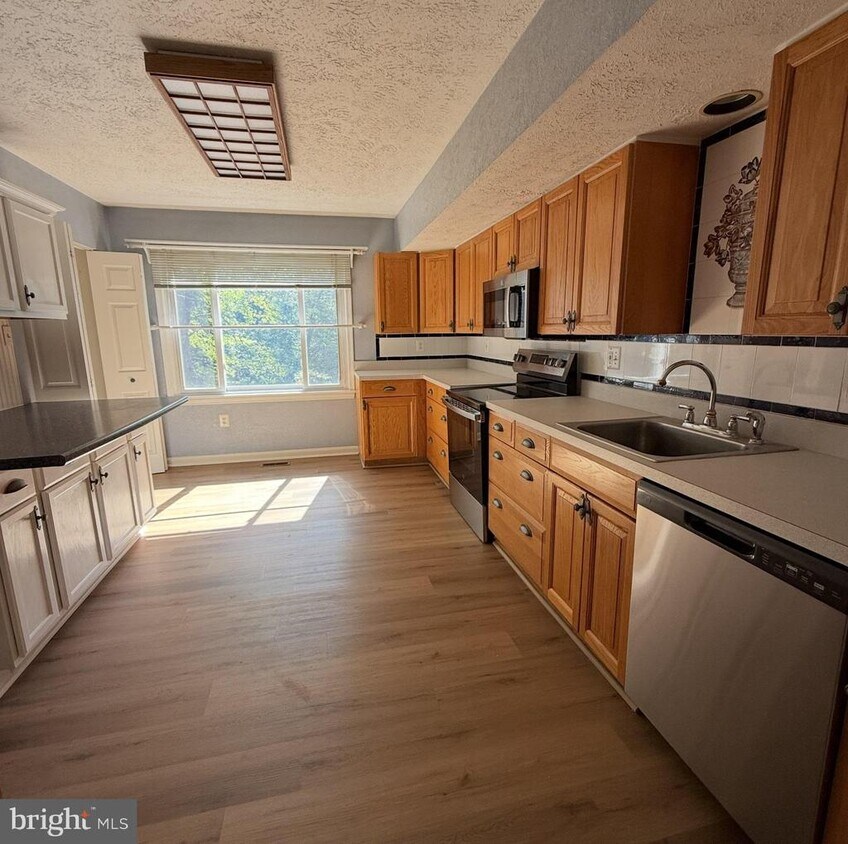 Primary Photo - 15723 Edgewood Dr