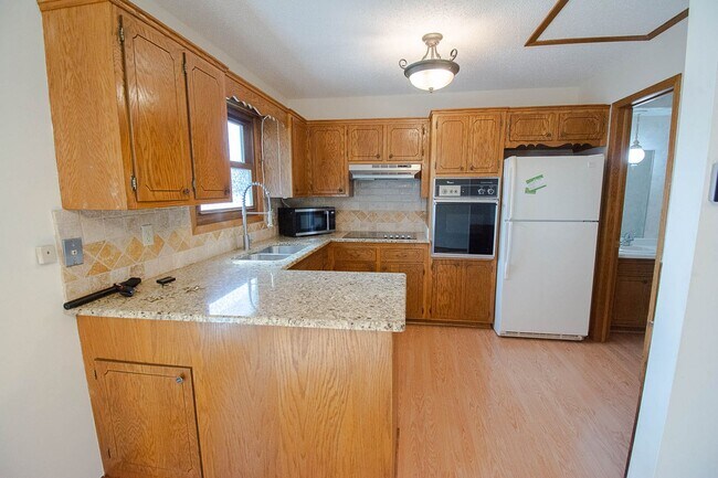 Foto del edificio - Spacious 2 Bed, 1.5 Bath with Oversized Garage!