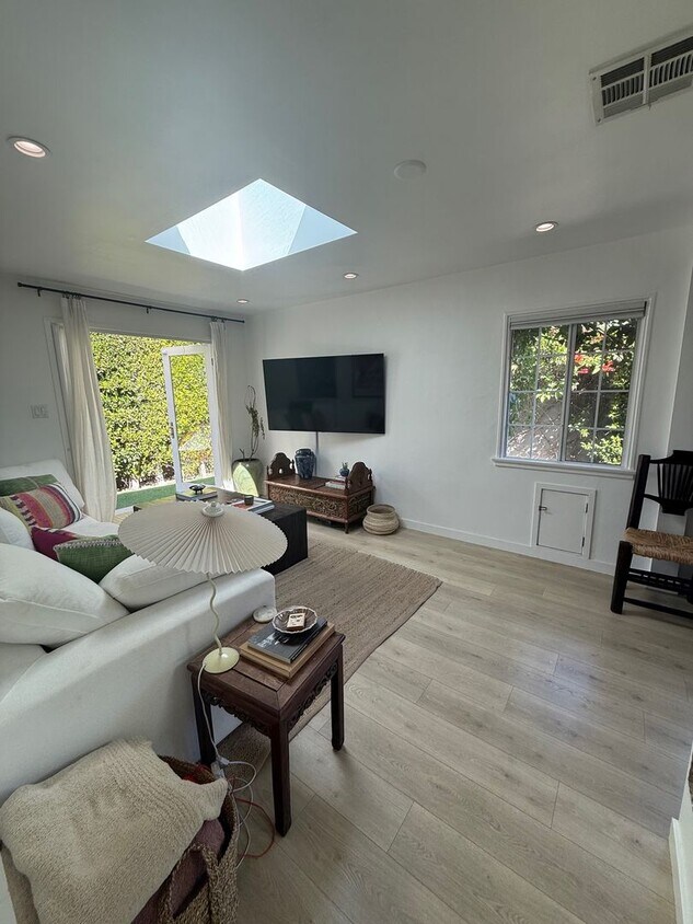 Primary Photo - 2030 Ocean Park Blvd