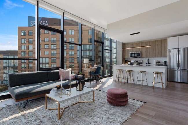 Foto del edificio - 738 N Milwaukee Ave