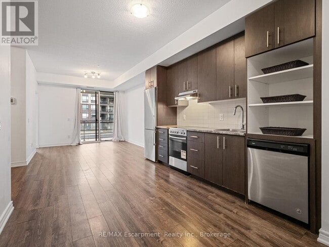 Building Photo - 10 Esplanade Ln