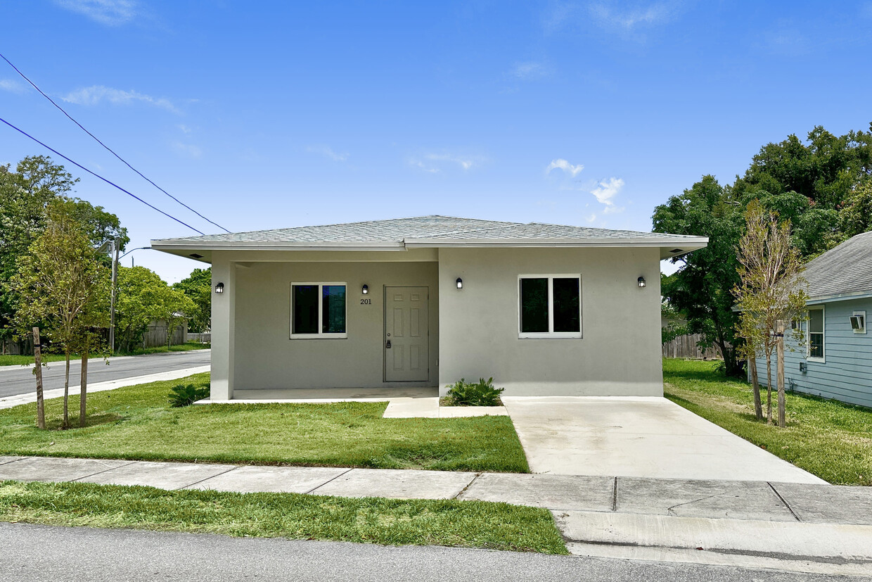 Front facade - 201 NW 6th Ave