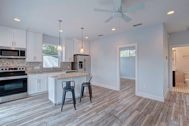 Building Photo - Charming Garage Apartment: Your Private Re...