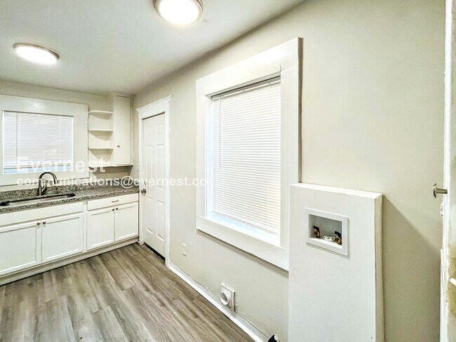 Foto del edificio - 227 Broadmoor Dr