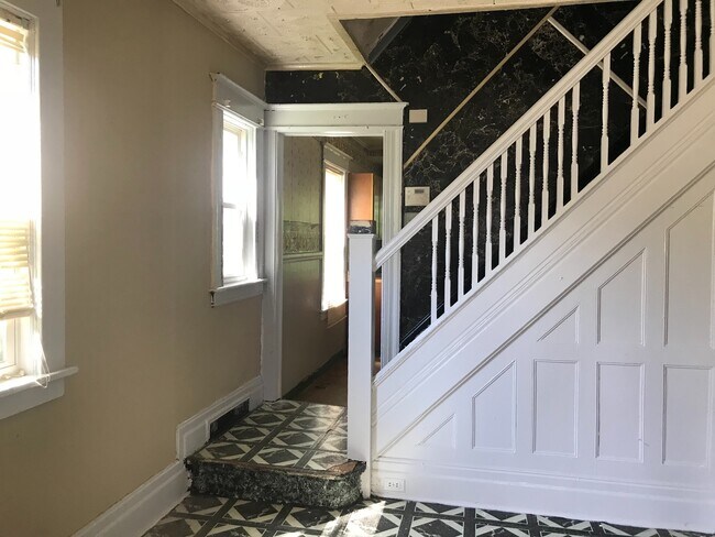 Foto del edificio - HUGE SINGLE FAMILY FOR RENT !!