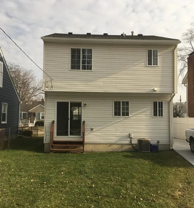 Building Photo - 3 Bedroom Single Family Home