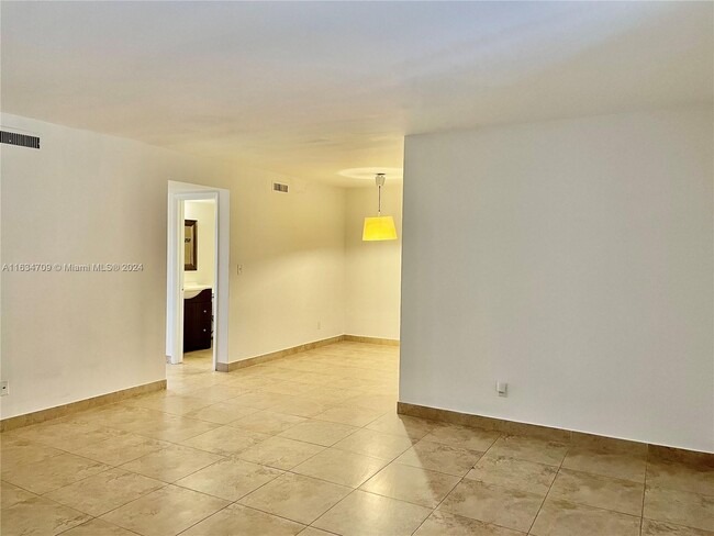 Building Photo - 6900 SW 39th St