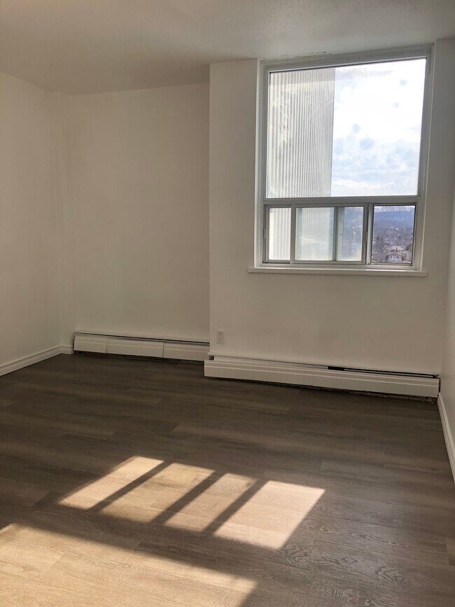 Photo du bâtiment - Family Building - Large Two Building beside Mountain - ONE MONTH FREE