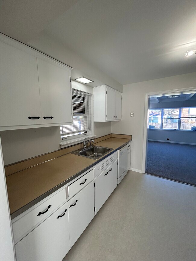 kitchen - 2244 Scott Rd