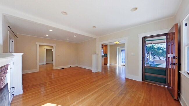 Building Photo - 1915 Las Lunas St