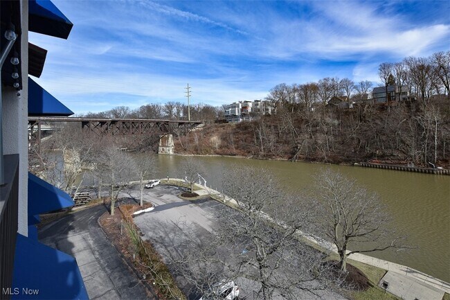 Foto del edificio - 19000 Lake Rd