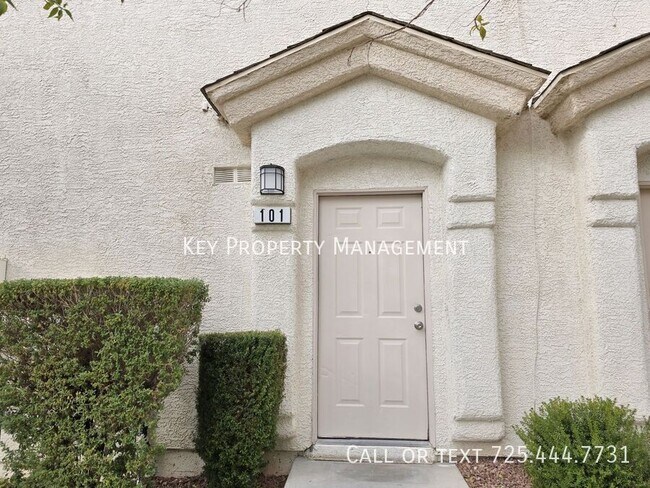 Foto del edificio - 2 BEDROOM 2 BATH TOWNHOME IN GATED COMMUNI...