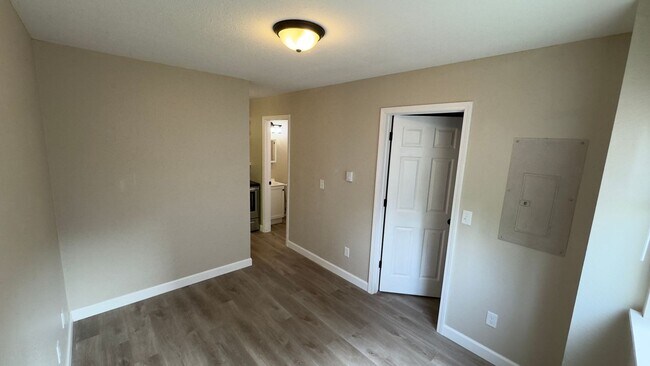 Foto del edificio - One Bedroom Apt - Long Term Rental - Just Fully Remodeled!