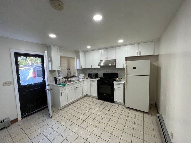 Building Photo - 208 Bigelow St