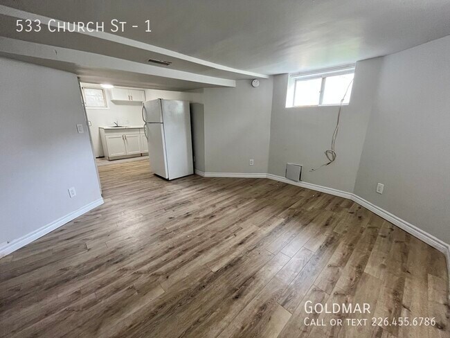 Photo du bâtiment - Studio Apartment Available Immediately