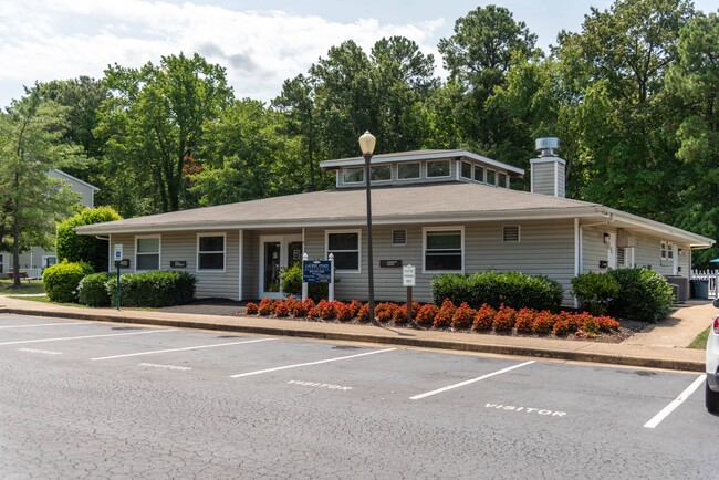 Building Photo - Laurel Pines