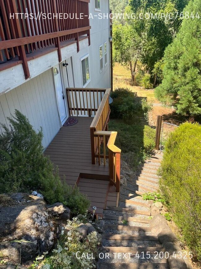 Building Photo - Don't miss out on this 2bd 2ba duplex in t...