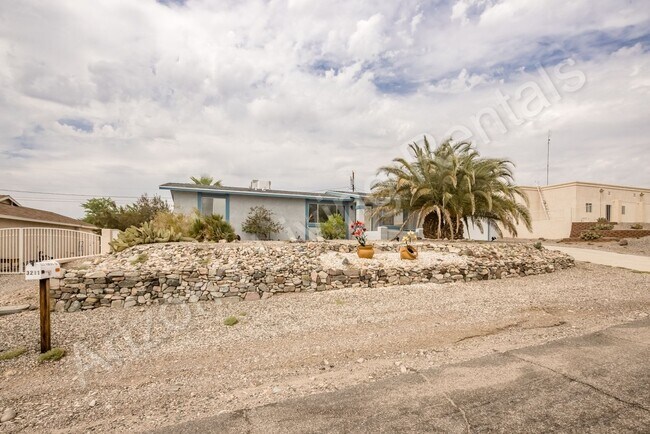 Building Photo - 3 BEDROOM POOL HOME WITH CASITA