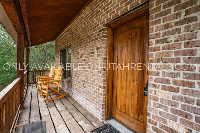 Building Photo - 950 S Settlement Dr