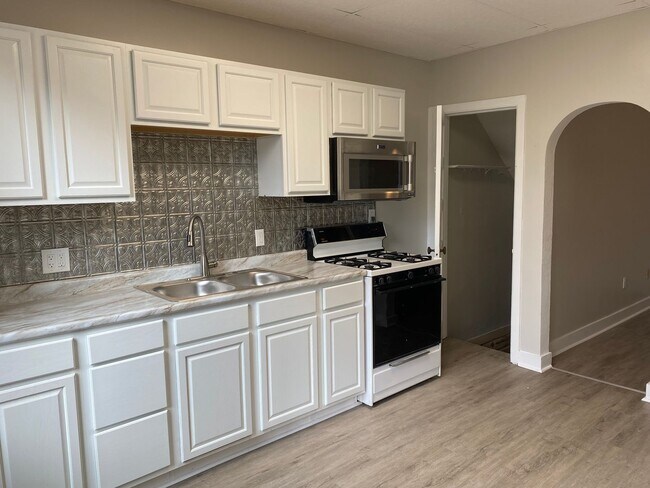 Photo - 2 Bedroom + Den, Updated Row House with Of...