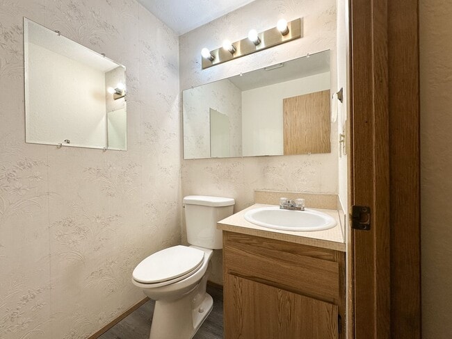 Building Photo - Charming 3-Bed Townhouse in Quiet Neighborhood Across from Park!