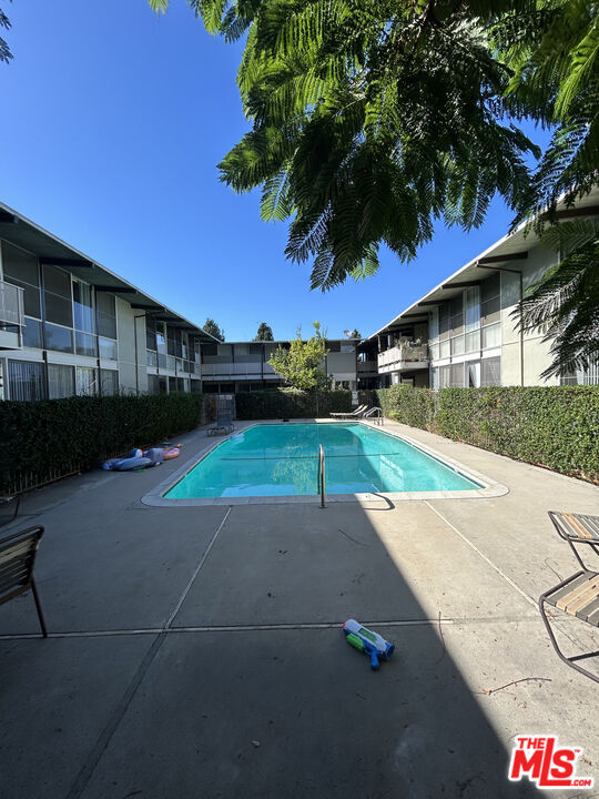 Building Photo - 11131 Rose Ave