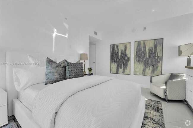 Building Photo - 1300 Brickell Bay Dr