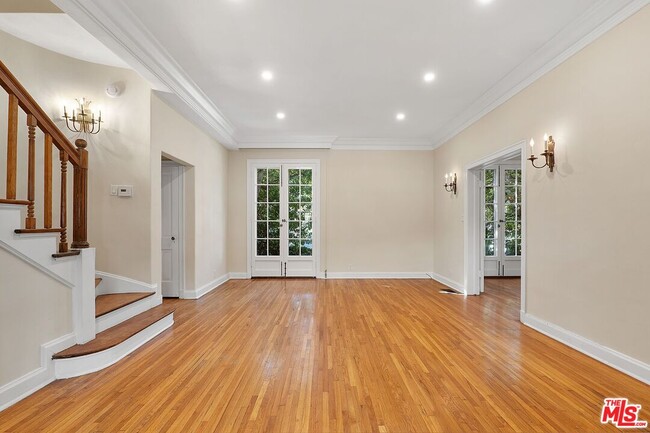 Building Photo - 420 S Beverwil Dr