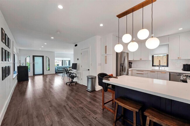 Building Photo - 615 W 42nd St