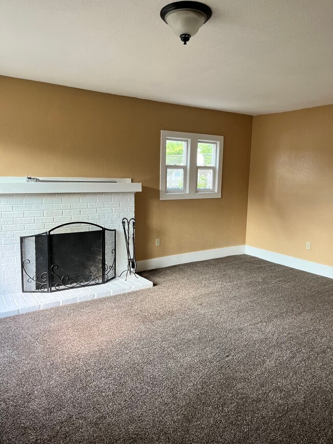 living room - 441 16th St SE