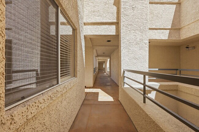 Foto del edificio - Luxury 1-Bedroom Rental in Guard-Gated Meridian – Walk to the Strip!