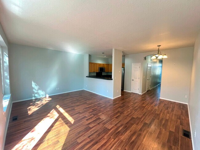 Foto del edificio - Elegant Arbor Townhome with Open Kitchen, W/D, Patio, and Soaking Tub