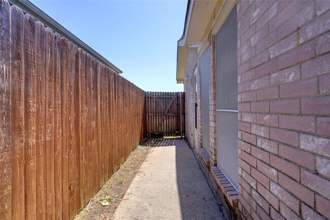 Building Photo - 215 Colt Ln