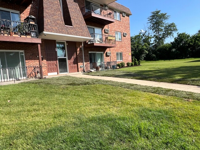 Photo - 10S511 Echo Ln Apartment