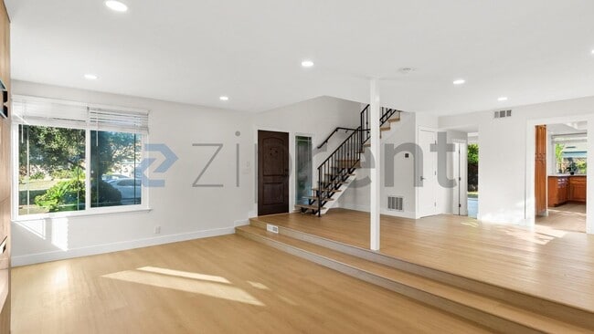 Building Photo - Unit