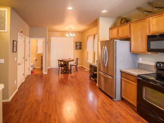 Foto del edificio - Fabulous 2 Bedroom 2.5 Bathroom Townhome with Vaulted Ceilings, Private Yard & Spacious Tandem Ga...