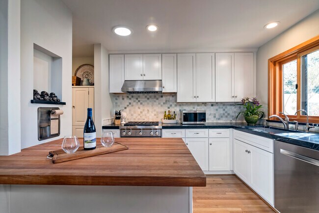 Foto del edificio - 548 San Ysidro Rd