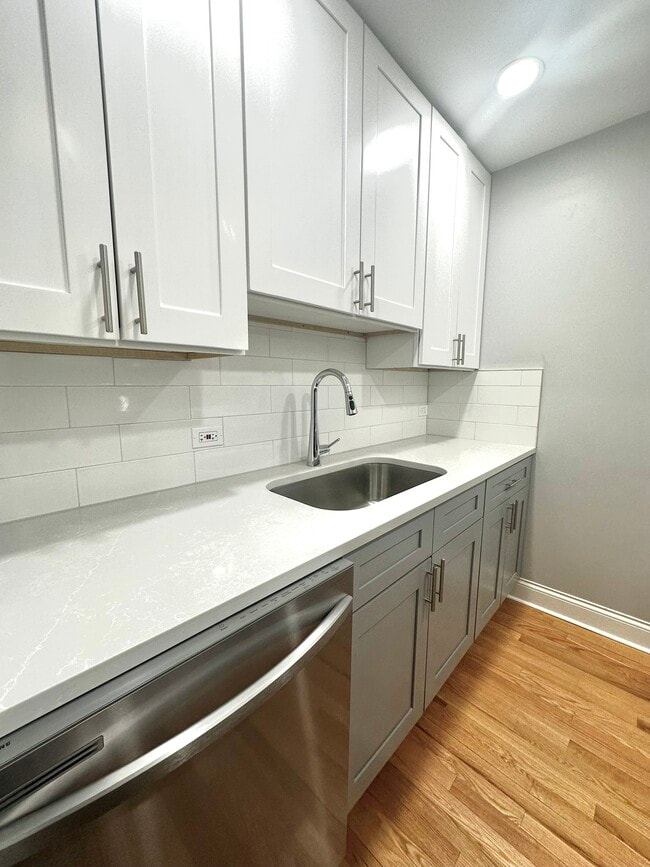 6954 Sheridan Studio Available Now - 6954 N Sheridan Apartments