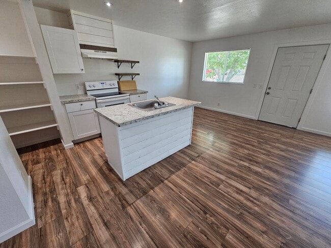 Building Photo - 2 Bedroom 1 Bath Apartment for Rent in Cor...