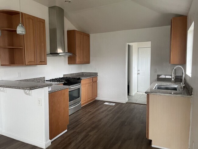 Building Photo - Welcome to this charming 2 bedroom, 2 bath...