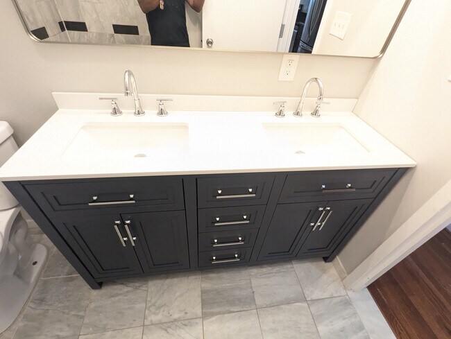 Baño reformado con lavabo doble. - 2024 N Calvert St