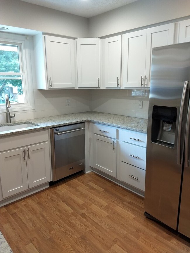 Building Photo - Large Stonybrook Home