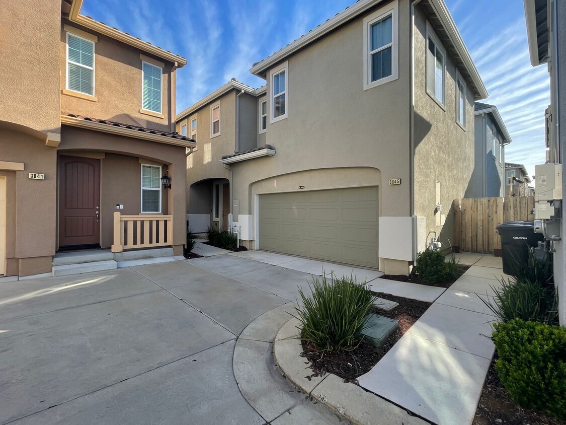 Foto principal - 3845 Lookout Dr