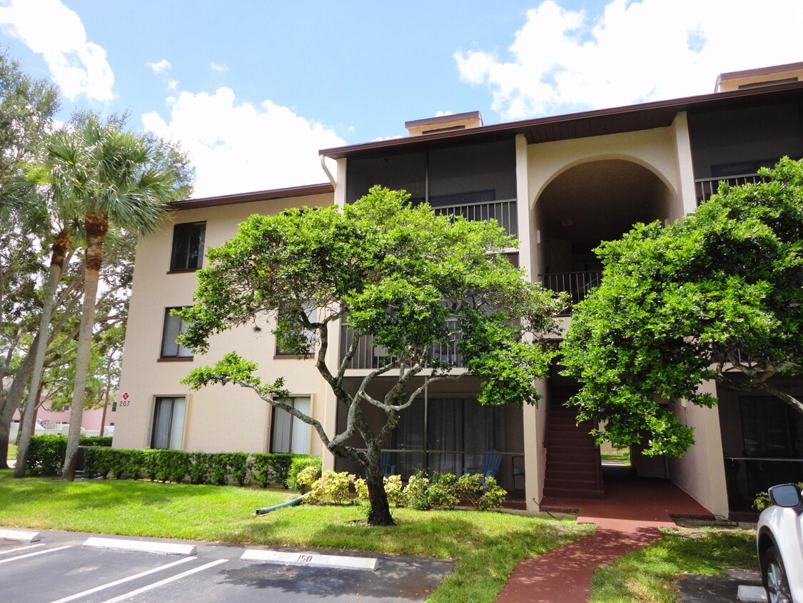 Primary Photo - 207 Foxtail Dr