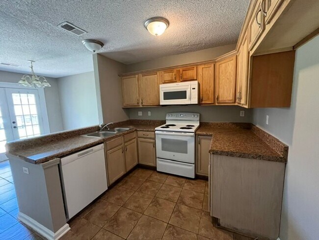 Foto del edificio - Renovated 3 Bedroom 3 Bath Townhome for Rent!