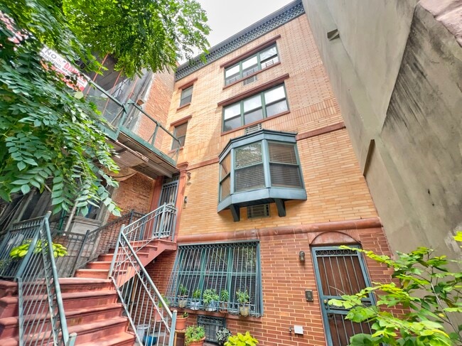 Building Photo - 233 W 121st St