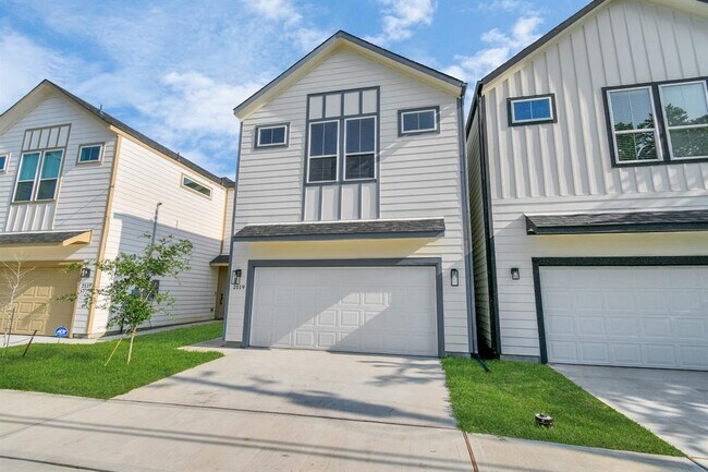 Building Photo - 2119 Esther Dr