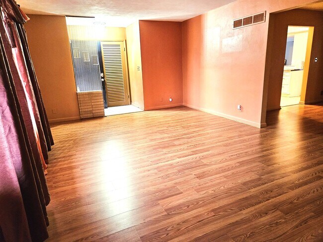 Building Photo - 3 bedroom, 1.5 bath