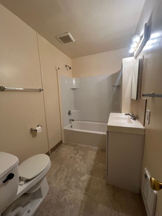 Foto del edificio - 1-Bedroom 1-Bathroom apartment in Whitaker