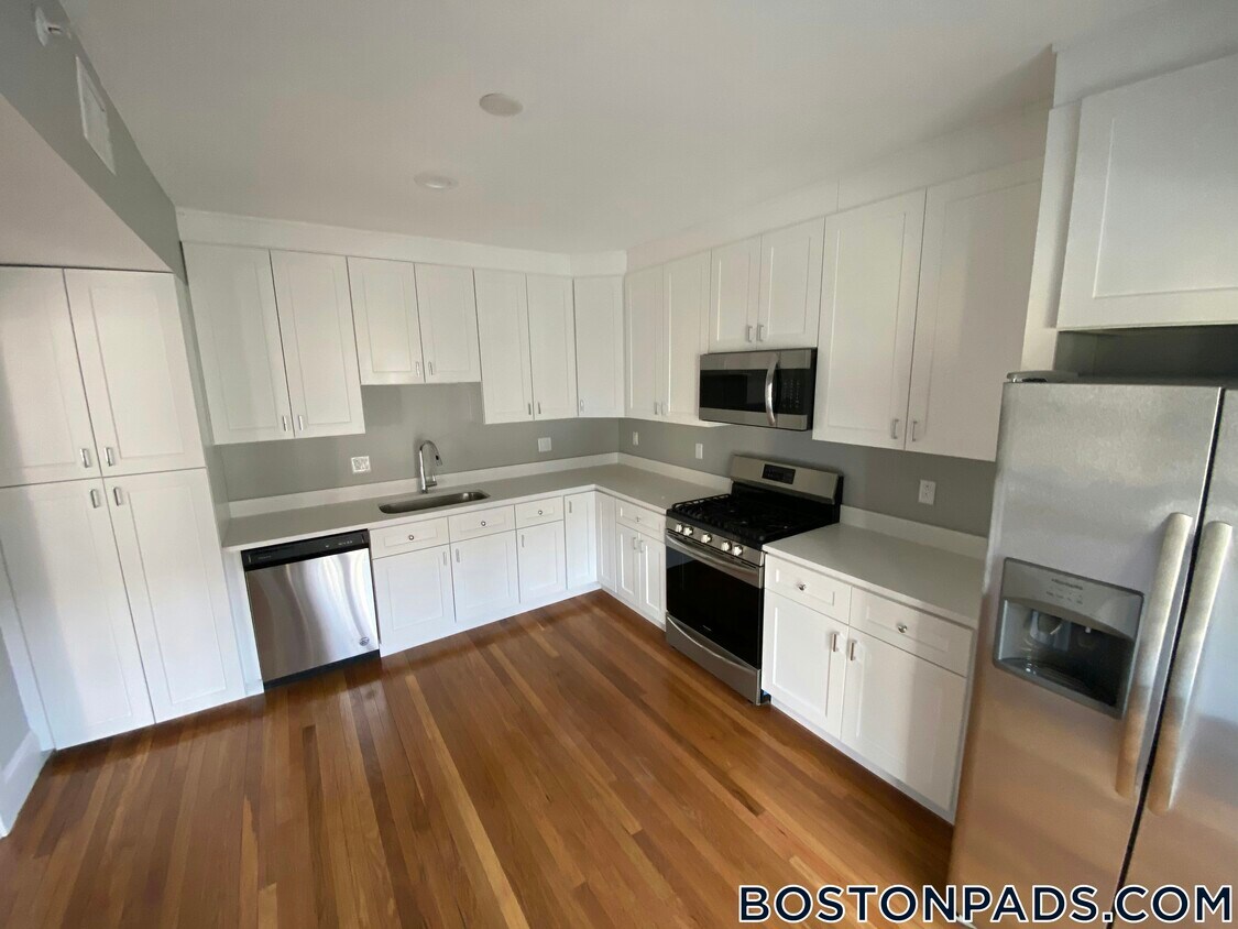 Primary Photo - 190 Kelton St